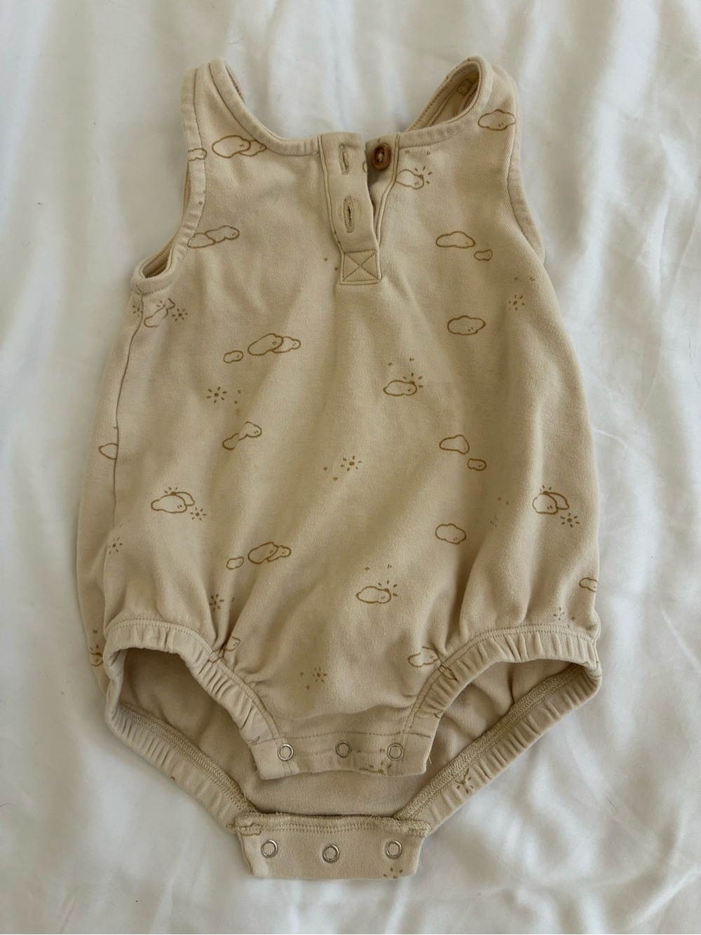 Quincy Mae Cloud-Print Baby Romper - Beige